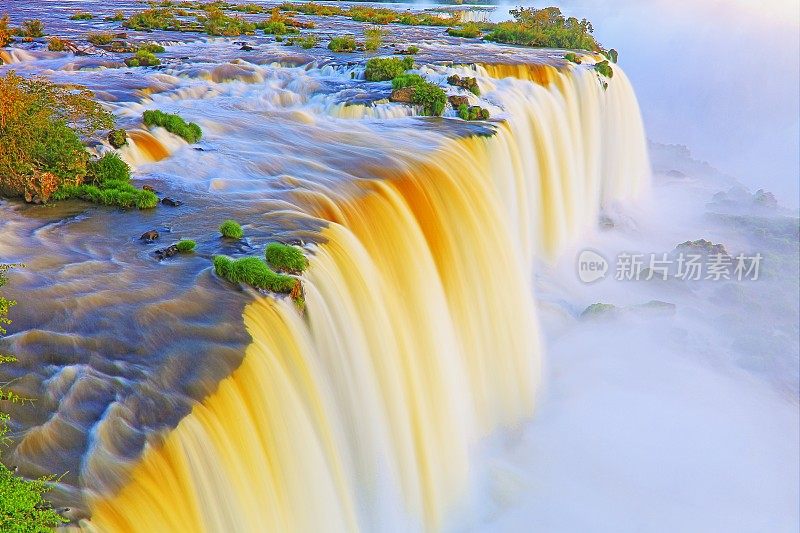 令人印象深刻的伊瓜苏瀑布景观，从长期暴露在戏剧性的日落模糊的运动-田园般的魔鬼的喉咙-巴西的Foz do Iguacu，巴拉那，阿根廷的伊瓜苏港，米塞内斯和巴拉圭-南美